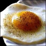 L'oeuf au plat, plat simple mais trs bon : pourquoi ne faut-il pas saler le jaune mais uniquement le blanc ?