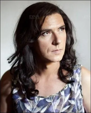 Dans les annes 90, un homme dcide de devenir une femme tout en restant en couple avec son amie. C'est dans :