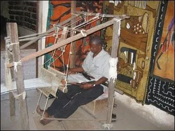 Afin de faire fonctionner ce mtier  tisser de basse lisse, que fait l'artisan ?