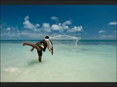 Afin de stabiliser l'quilibre, le pcheur qui vient de lancer le filet, prend ... sur son pied gauche.