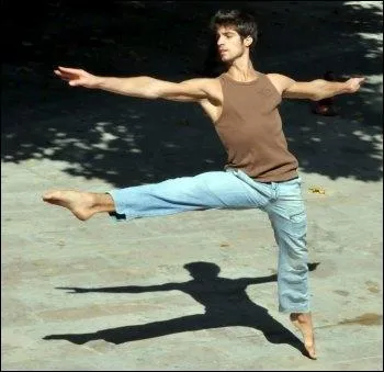 Quelles sont les contraintes de poids support au sol par un jeune danseur lors de l'excution des figures ?