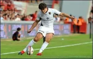 Quelle est l'action, au rugby, qui consiste  lcher le ballon des mains et frapper du pied juste aprs son rebond au sol ?