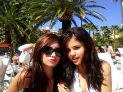 Lors de quel tournage Selena a-t-elle connu Demi Lovato ?