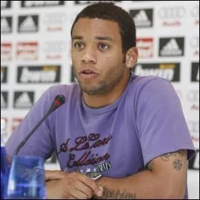 Footballeur brsilien jouant au poste d'arrire latral gauche, j'ai un fils prnomm Enzo Alves. Qui suis-je ?