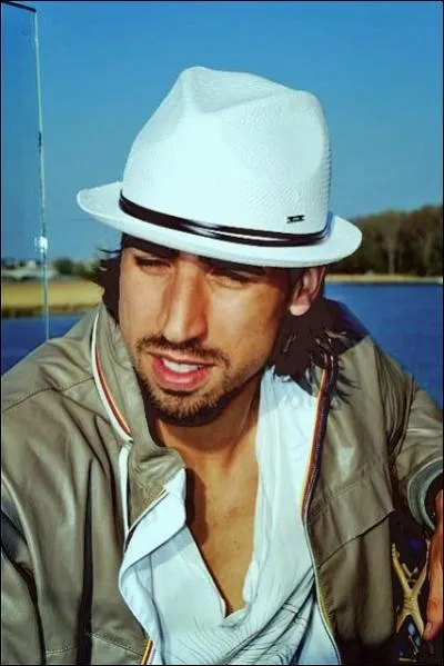 N le 4 avril 1987  Stuttgart en Allemagne, j'ai petit frre qui joue au VFB Stuttgart. Qui suis-je ?