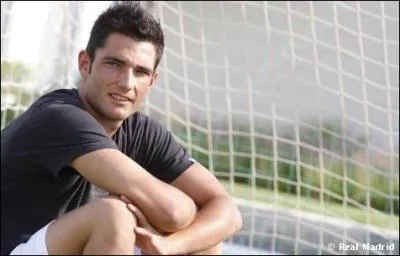 Comment s'appelle ce footballeur espagnol qui joue au poste de gardien de but ?