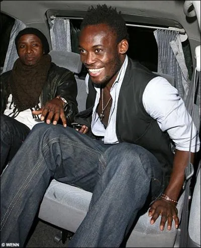 Qui est ce footballeur international ghanen dont les parents sont James Essien et Aba Gyandoh ?