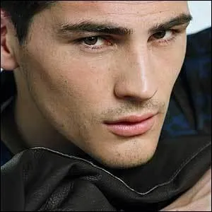 Jouant au poste de gardien de but, j'volue depuis le dbut sous les couleurs du Real Madrid. Je me nomme... .