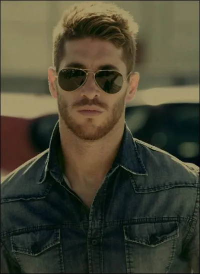 N le 30 mars 1986  Camas, je suis un footballeur espagnol qui joue au poste de dfenseur central. Qui suis-je ?