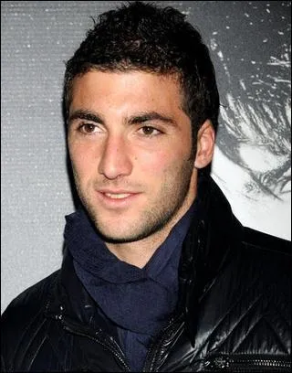 Il s'impose au Real Madrid en devenant l'un des meilleurs avant-centre au monde, c'est ...