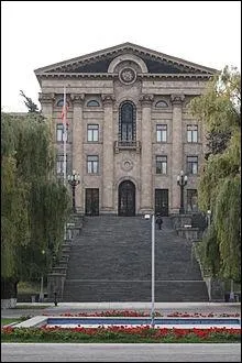 Le 7 dcembre, un tremblement de terre fait 25 000 morts en Asie, dans quel pays ?