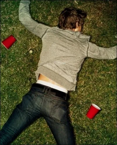 Dans ce film trois jeunes gens organisent une mga-teuf, qui prend peu  peu des proprotions inquitantes et dont ils finissent par perdre totalement le contrle. Il s'agit de :