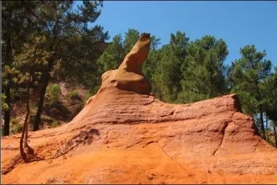 On pourrait se croire dans un des clbres parcs nationaux des tats-Unis. Ce paysage se situe en France, dans le Luberon. O se trouvent les carrires des Ocres de Roussillon ?