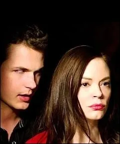 Dans quel thriller Rose McGowan est-elle en proie  un mystrieux livreur de journaux qui semble tre capable de se trouver partout  la fois ?