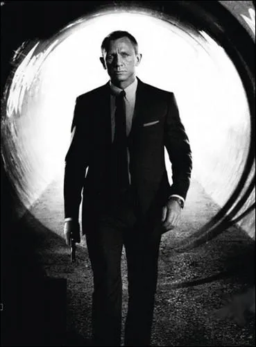 Dans ce film James Bond, qui en est dj  sa 23me aventure sur grand cran, retourne aux origines de son existence, dans le domaine cossais de son enfance, qui s'appelle :