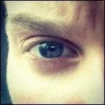 A 11ans il est pass  la tl habill d'un maillot de foot. De quelles couleurs tait-il ?