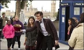 Juste aprs cette scne, le docteur est rentr dans le Tardis et en est ressorti avec...