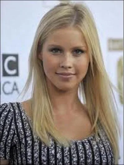 Quel est le nom de Claire Holt dans  H2O  ?