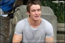 Qui est l'acteur qui interprte le rle de Clay ?