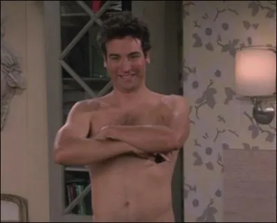 Que fait Ted sur la photo ?