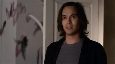 A la fin de la saison 1, Caleb quitte Rosewood et crit une lettre pour Hanna qu'il donne  ...