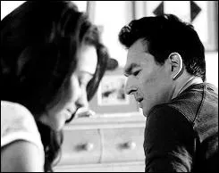 Pourquoi son pre est-il souvent absent au cours de la saison 1 ?