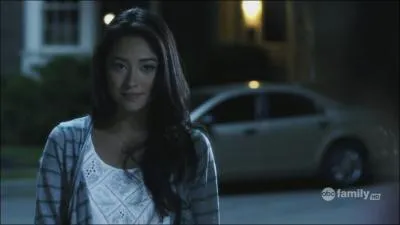 Lors du premier pisode de la saison 3, Emily pourrait tre tenue pour responsable d'un crime, car on la retrouve dans un endroit particulier. Quel est-il ?