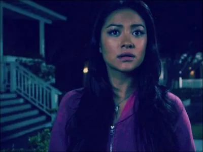 Enfin, dans le dernier pisode de la saison 3, Emily tombe sur une conversation entre qui ?