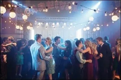 Avec qui se rend-elle au bal de la rentre, lors de la saison 1 ?