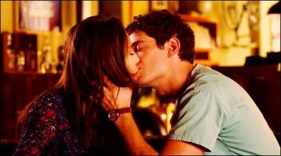 Qui surprend Wren et Spencer lorsqu'ils s'embrassent ?