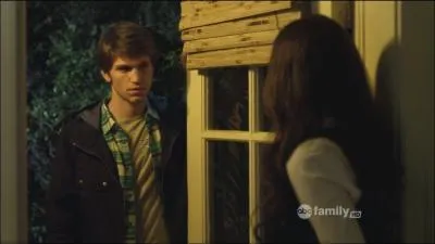 Qu'arrive-t-il  Toby au cours de la saison 2 et qui est un avertissement de  A   l'gard de Spencer ?