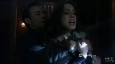 Au cours du dernier pisode de la saison 2, qui tente de tuer Spencer ?