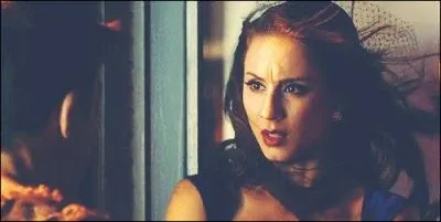 Lors de l'pisode 13 de la saison 3, spcial Halloween, Garett lui rvle des informations importantes  propos de qui ?