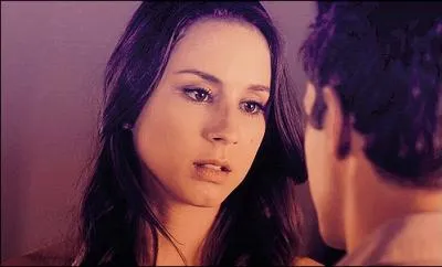 Au cours des premiers pisodes, on la voit embrasser un jeune homme. Qui est-il ?