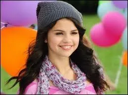 Joue-t-elle dans  Les Sorciers de Waverly Place  ?