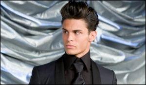 Quel crateur le prend sous son aile en 2008 ?