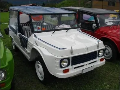 Une srie aussi pour la Mhari, l' Azur  blanche, enjoliveurs de phares et bche bleue, sige en ponge raye bleu et blanc. Par rapport  la base, qu'a-t-elle en commun avec l'Ami 6 Super ?