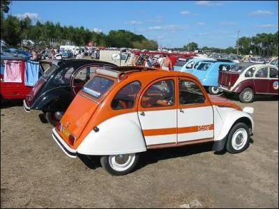En 1976, la  Spot  est la premire 2cv srie spciale, de couleur orange Tnr et blanche. Quelle est la diffrence entre les Spot  Anglaises et Suisses et les autres ?