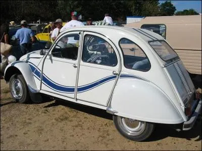 En 1983, Citron lance la 2cv6  France 3  blanche avec une vague bleue sur le ct, double bande de mme couleur du nez au bas du coffre, un voilier  gauche de celui-ci. Quelle est la bonne information ?