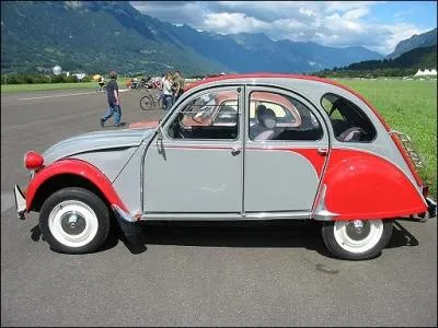 1985, c'est la srie limite  Dolly  qui fait son apparition. Une 2cv en bi-tons trs colore pour concurrencera la 4L sixties. En combien de coloris fut-elle propose ?