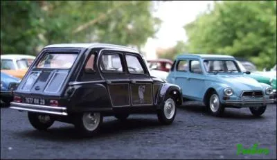 La Dyane a eu aussi une srie limite, la Caban , trs lgante dans sa robe bleu marine et filet blanc et ses siges pieds de poule, dans l'esprit yachting. Quel dessin orne tous les ct&eacut