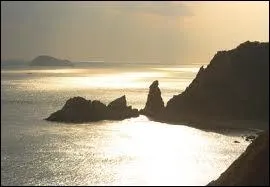 La mer Jaune doit son nom aux sables apports par les vents et aux sdiments charris par le fleuve Jaune. Quels pays bordent cette mer ?