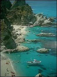 Quelle mer se trouve entre l'Italie continentale, la Sicile et la Corse ?