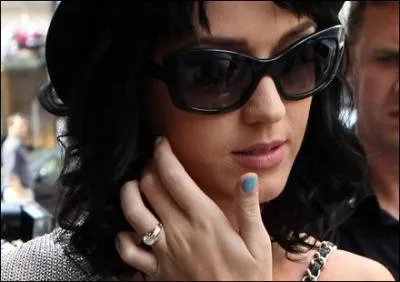 Cette main appartient  la chanteuse de  I Kissed a Girl . Qui est-ce ?