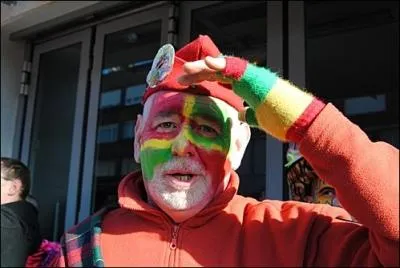 Vous placez votre main  l'horizontale devant votre front. Quel est ce geste ?