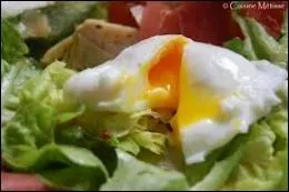 Comment s'appelle la prparation culinaire, au cours de laquelle l'uf est cuit dans de l'eau bouillante sans sa coquille ?