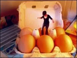 Faire preuve de prudence dans une situation dlicate, c'est  ------ sur des ufs 