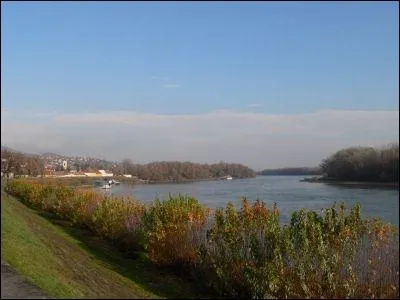 Quelle ville est parcourue par le Danube ?