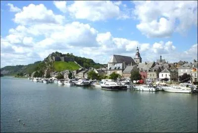 La ville de Givet, est une ville du dpartement :