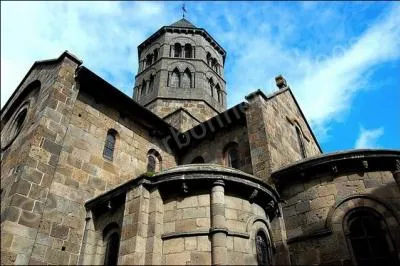 La ville de Mauriac, o vous pourrez vous rendre  la basilique Notre-Dames-des-Miracles, se situe dans :